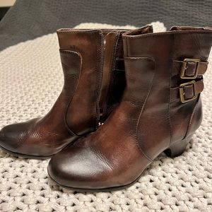 Michelle D ankle boots in gorgeous leather 8.5